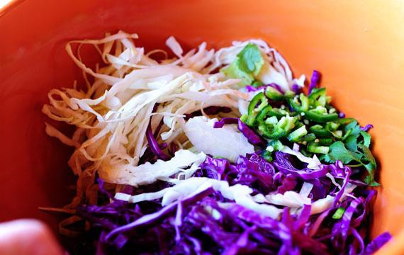 1. Этап. Такос с креветками: 1. Приготовить салат. Смешать нашинкованную капусту и нарезанный перец халапеньо в миске.