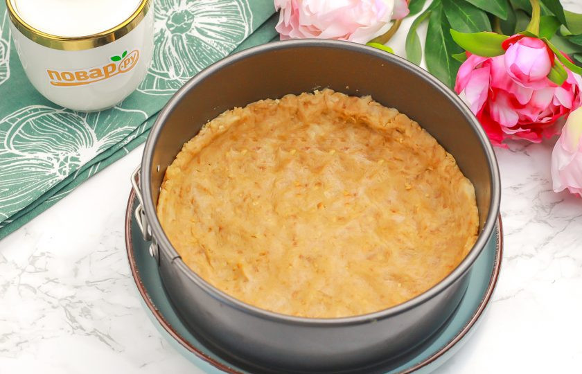 1. Этап. Чизкейк с творогом и желатином: Выложите ее на дно формы для чизкейка и тщательно утрамбуйте, заходя и на бортики.