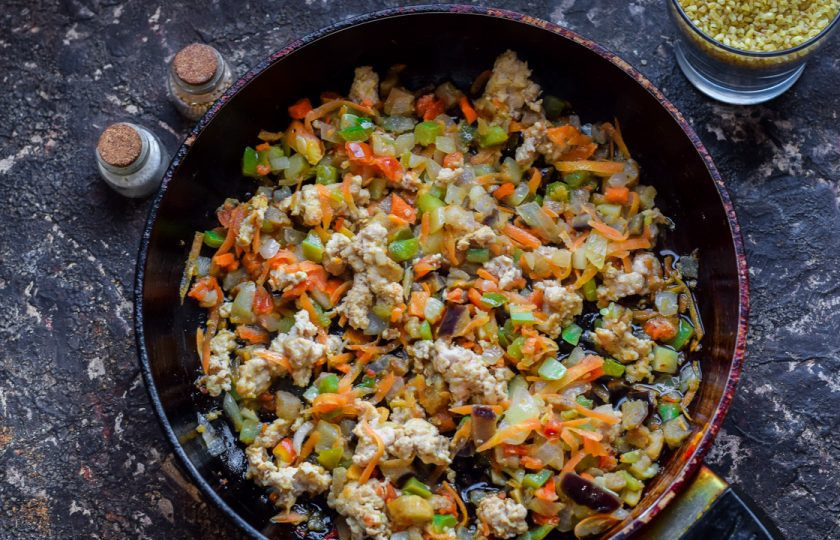 1. Этап. Булгур с фаршем: Жарьте все ингредиенты 5-7 минут.