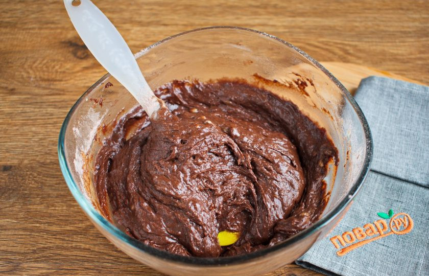 1. Этап. Шоколадный банановый хлеб: Муку, какао-порошок и разрыхлитель просейте в одну миску, перемешайте. Добавьте в яично-банановую смесь, перемешайте лопаткой до однородности.