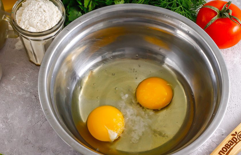 1. Этап. Блинный торт с ветчиной и сыром: Вбейте в глубокую емкость куриные яйца, всыпьте соль и влейте воду либо молоко любой жирности. Взбейте примерно 1 минуту.