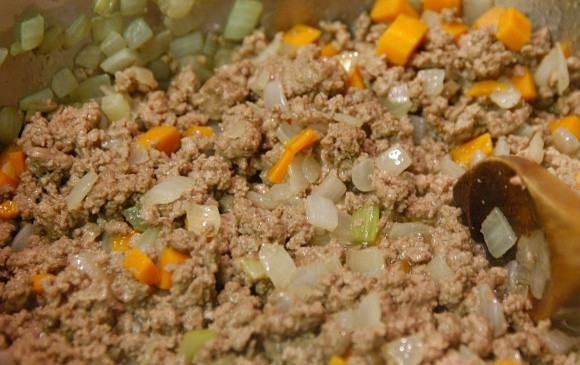 1. Этап. Английский Пастуший пирог классический: 9. Обжаривайте все содержимое до готовности фарша, по вкусу добавьте соль, перец.