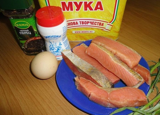 1. Этап. Кижуч в кляре: 1. Вот такой набор ингредиентов вам будет необходим, чтобы повторить рецепт приготовления кижуча в кляре на вашей кухне.