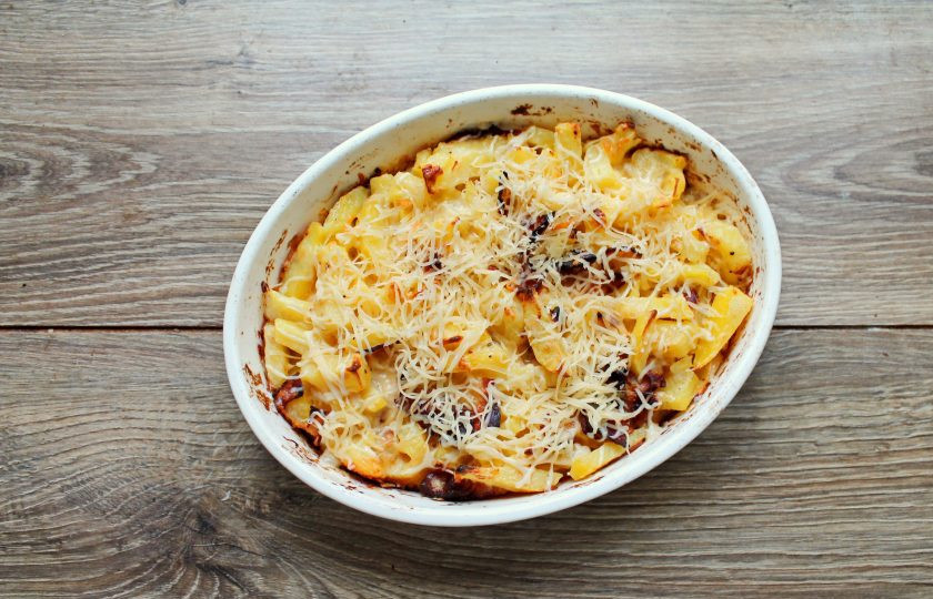 1. Этап. Картофель с беконом в сметанной заливке: Спустя время достаньте форму, уберите фольгу и посыпьте верх оставшимся сыром. Верните форму в духовку и запекайте еще 10 минут до румяной корочки. Достаньте готовое блюдо и сразу подавайте к столу.