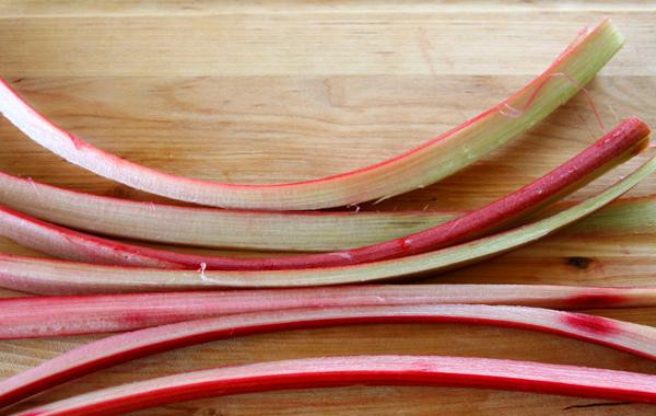 1. Этап. Утренние маффины с ревенем: 2. Нарезать ревень кубиками размером 8 мм и аккуратно размешать с тестом. Тесто будет плотным. Разделить тесто между отделениями формы и разровнять задней поверхностью ложки или шпателем. Тесто должно быть чуть выше верхушки формы.