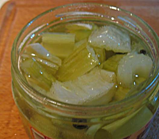 1. Этап. Маринованный сельдерей: 5. Складываем сельдерей в стерильную банку вместе с приправами на выбор. Растительное масло разогреваем, заливаем сельдерей, и закрываем банку крышкой.