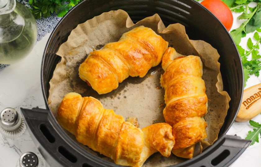 1. Этап. Сосиски в тесте в аэрогриле: Запеките при 160 градусах примерно 30-35 минут до румяности. Температуру не увеличивайте, чтобы тесто как следует пропеклось, иначе получите румяный верх и сырое тесто внутри.