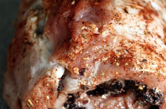 1. Этап. Мясной рулет с черносливом: Теперь плотно сворачиваем мясо в рулет, посыпаем сверху специями. Заворачиваем рулет в фольгу и отправляем в нагретую до 200 градусов духовку примерно минут на 40-50.