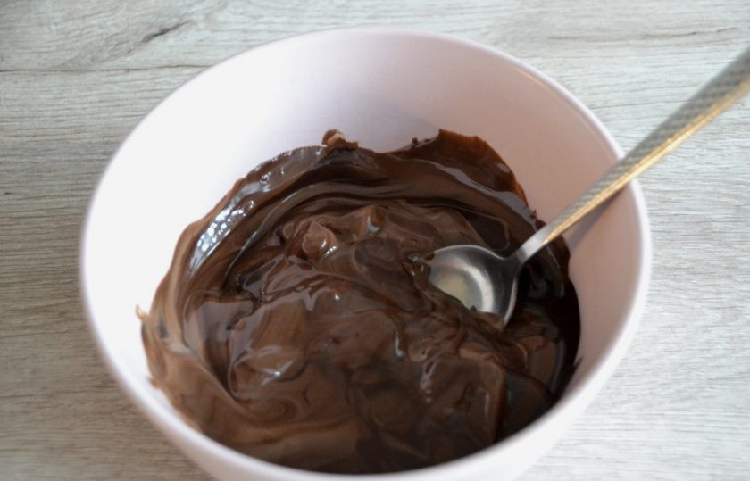 1. Этап. Пирожное Баунти: Добавьте в растопленный шоколад 2-3 ст. ложки растительного масла, смешайте до однородности. Шоколадная масса должна быть 