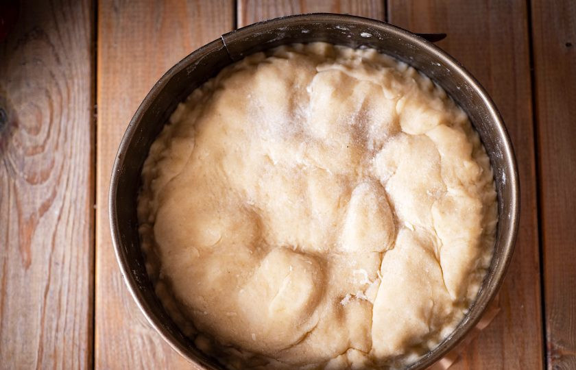 1. Этап. Тарт Татен: Достаньте из холодильника песочное тесто, раскатайте его скалкой в пласт толщиной примерно в 0,5-1 см. и выложите в форму поверх яблочных ломтиков, кончики теста аккуратно заправьте вглубь формы. Тарт выпекайте в уже разогретой до 180 градусов духовке в течение 20-25 минут.