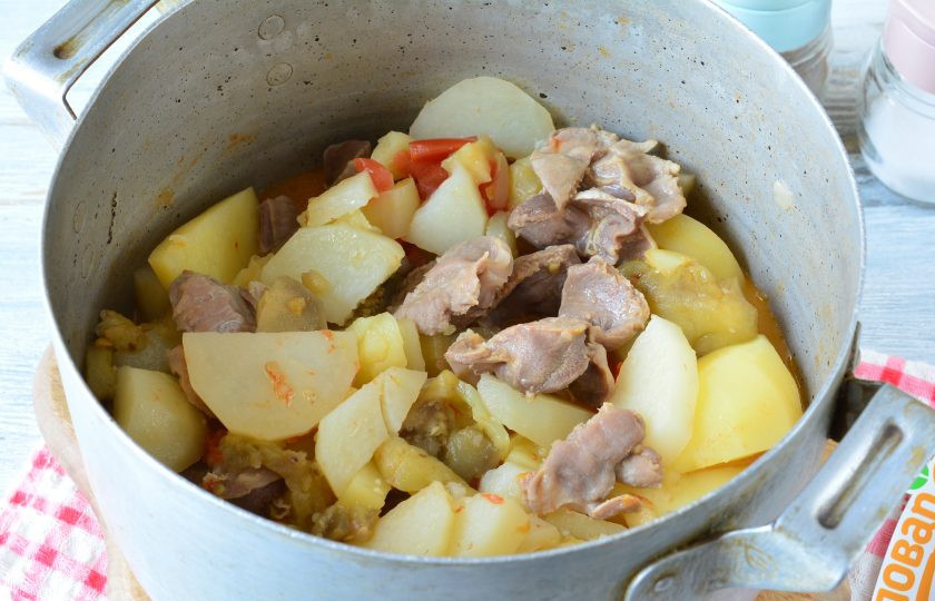 1. Этап. Рагу из желудочков с баклажанами: Перемешайте рагу. Попробуйте овощи на мягкость и готово.