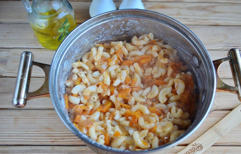 1. Этап. Паста Аль форно: Отварите макароны согласно инструкции, воду слейте. Перемешайте макароны с томатным соусом.