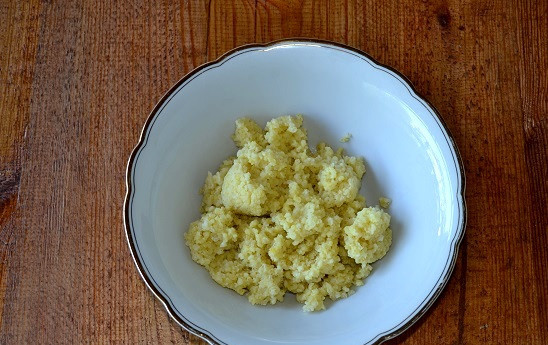 1. Этап. Пшенная каша с сыром: Готовую кашу выложите в глубокую миску.