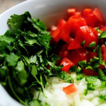 1. Этап. Мексиканская пицца: Приготовьте Пико де Галло: нарежьте лук, помидоры, перец халапеньо, кинзу, добавьте сок лайма и соль.