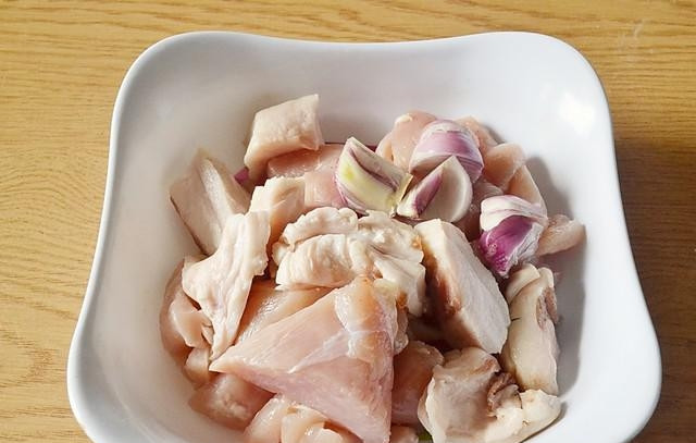 1. Этап. Пельмени куриные: Тесто заверните в пищевую пленку, пока будете заниматься фаршем. Курицу порежьте кусочками, добавьте крупно порезанный лук и чеснок.