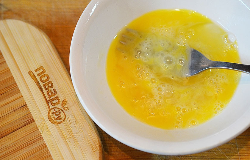 1. Этап. Фаршированные пончики на завтрак: Яйца слегка взбейте вилкой. Посолите.