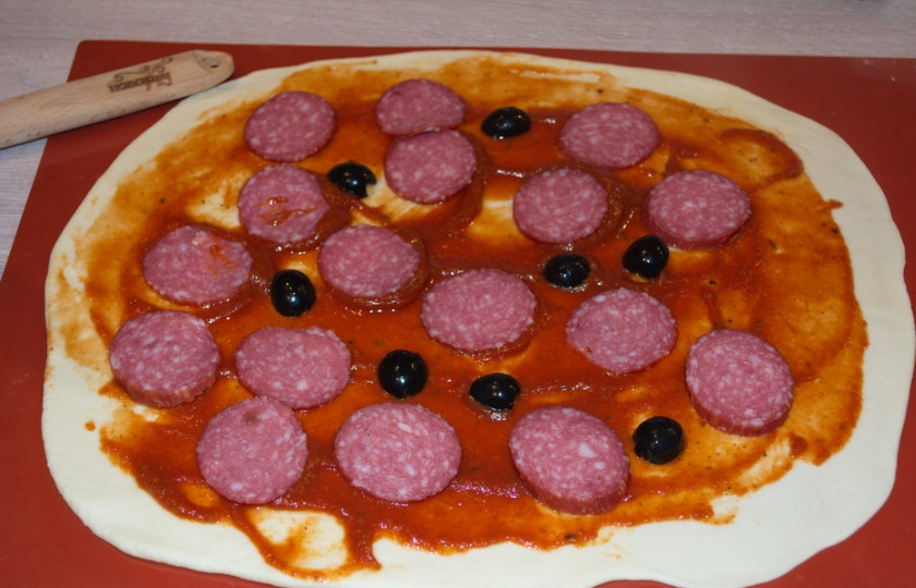 1. Этап. Супер-пицца: Сверху уложить оливки.