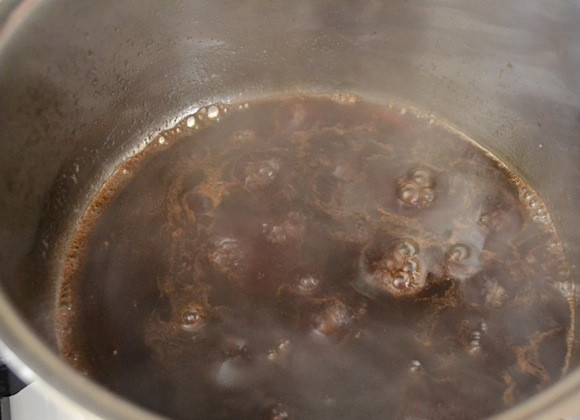 1. Этап. Карамелизированная морковь: 4. Пока морковь в духовке, сделайте соус: в сотейник вылейте бальзамический уксус и мед. Отправьте сотейник на огонь и варите после закипания около 10 минут.