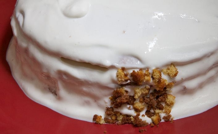 1. Этап. Простой Сметанник: Промажьте все коржи сметанным кремом и сверху распределите оставшийся крем.