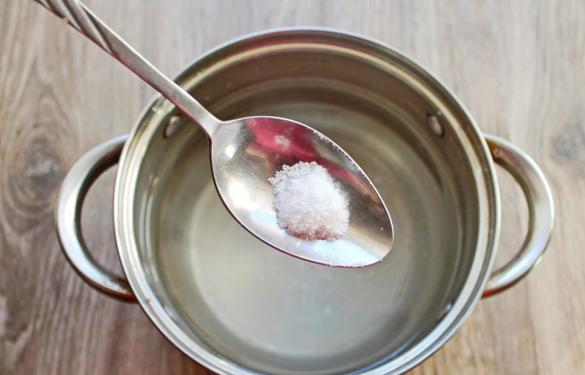 1. Этап. Моченые яблоки с брусникой: Добавьте соль.