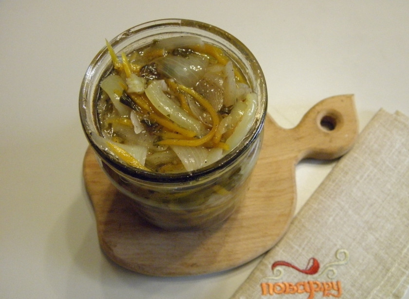 1. Этап. Синенькие с морковкой по-корейски на зиму: Разложите синенькие с морковкой по стерильным баночкам, накройте стерильными крышками и поставьте каждую баночку стерилизоваться по 30 минут. После закатайте.