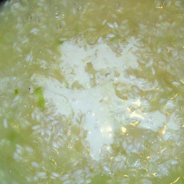 1. Этап. Ризотто с миндалем: Затем заливаем рис белым вином, выпариваем его на среднем огне. Далее наливаем куриный бульон, когда он выпарится практически полностью - вводим сливки и тушим до вязкой однородной консистенции. В общей сложности рис должен готовиться 20-25 минут.