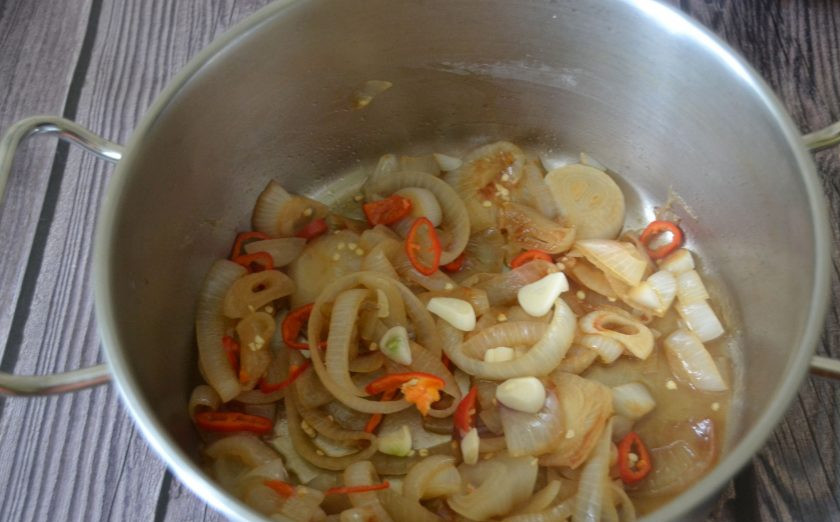 1. Этап. Куриный суп с тортильями: Добавьте через пять минут зубчик чеснока.