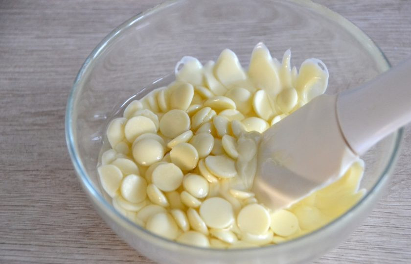 1. Этап. Пирожное Баунти: В микроволновой печи или на водяной бане растопите белый шоколад, после чего в уже растопленный шоколад добавьте 2 ст. ложки растительного масла.