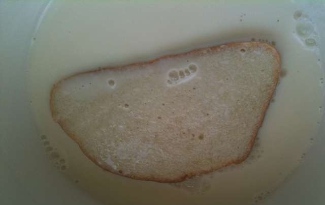 1. Этап. Ленивые ватрушки с творогом: Подогрейте слегка в миске молоко и растворите в нем немного сахара. В сладком молоке вымочите по очереди каждый ломтик хлеба.