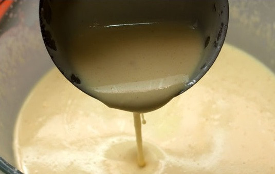 1. Этап. Постные блины на минеральной воде: Хорошо смешать тесто и избежать образования комочков можно при помощи блендера. В случае, если тесто жидковато, добавьте по одной несколько ложек муки.