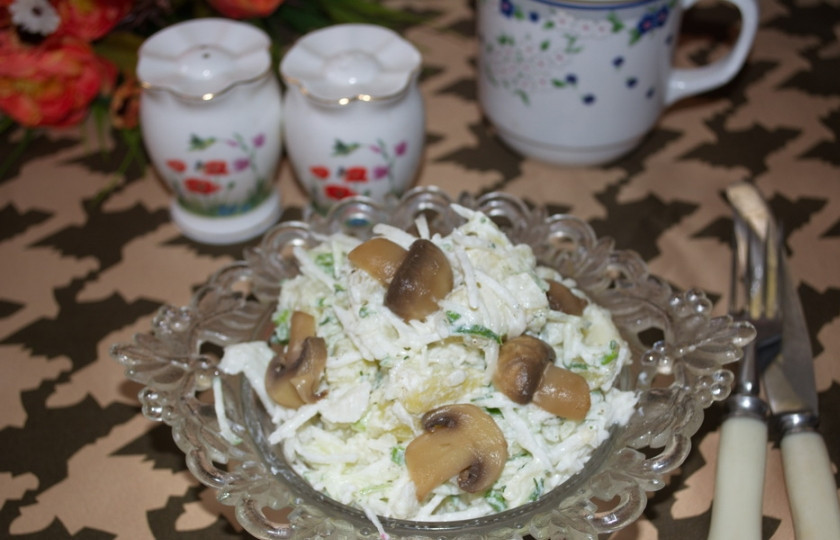 1. Этап. Салат Зуринский: Заправьте салат сметаной. Добавьте соль, чеснок (его нужно выдавить через пресс). Перемешайте. Выложите салат на тарелку. Украсьте нарезанными маринованными шампиньонами.