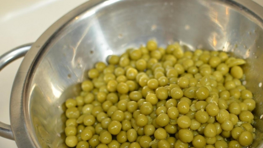 1. Этап. Салат с курицей и опятами: Затем делаем очень интересное действие. В отдельную чашу (а лучше в дуршлаг) выкладываем 2 чашки горошка.