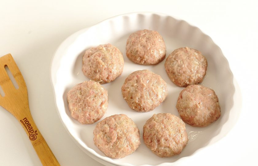 1. Этап. Курино-говяжьи котлеты в духовке: Сформируйте из готового фарша котлеты и выложите их в смазанную маслом форму для запекания. Готовьте в духовке при температуре 180-200 градусов около 40 минут. За 10-15 минут до готовности, чтобы котлеты подрумянились, их можно смазать растительным маслом.