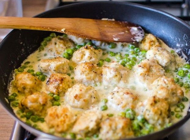 1. Этап. Куриные шарики в сливочном соусе с зеленым горошком: 7. Выложите на сковороду куриные шарики, томите 2 минутки, а после снимите с огня. Все, можно подавать к столу, дополнив гарниром. Приятного аппетита!