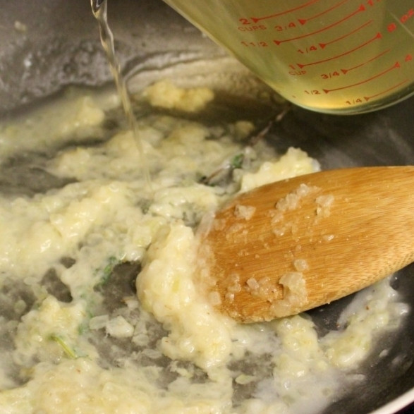 1. Этап. Картофельный суп-пюре: 4. Добавьте муку, обжарьте, помешивая, в течение минуты. Затем добавьте стакан бульона и тушьте до загустения.