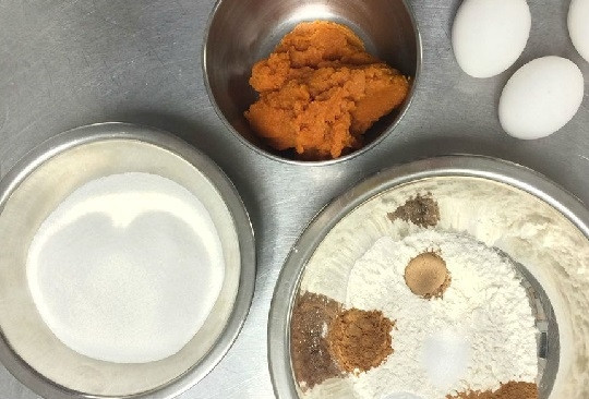 1. Этап. Тыквенный рулет с кремом: 1. Первым делом включите духовку, пусть разогревается до 190 градусов. В глубокой мисочке соедините просеянную муку, разрыхлитель, корицу, мускатный орех (можно добавить и другие специи по вкусу), соль. Тщательно перемешайте.