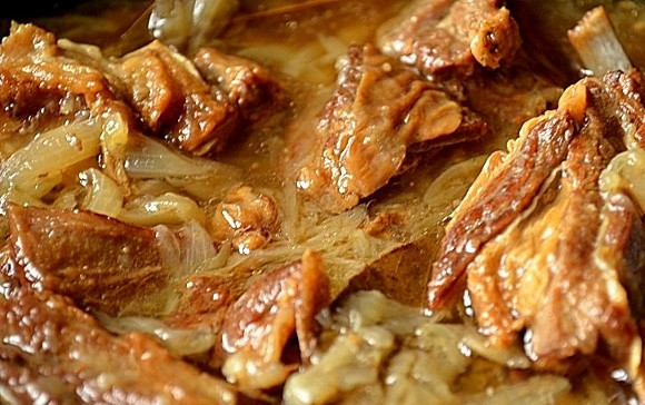 1. Этап. Таранчук: Через 1 час, посолите, добавьте лавровый лист, закройте крышку и томите в течении 2 часов (или чуть более, в зависимости от мяса) до готовности мяса – оно должно быть мягким и нежным.