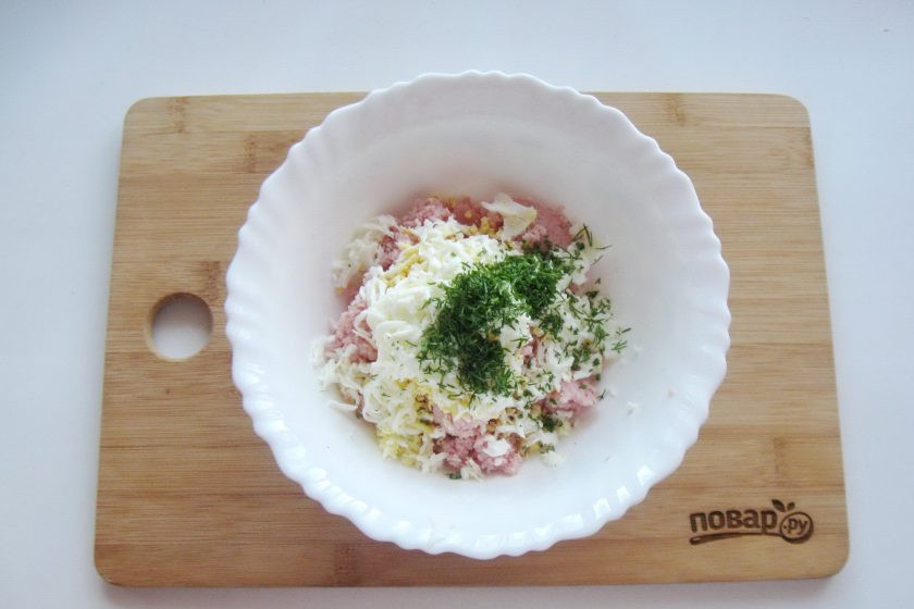 1. Этап. Паштет из ветчины: Укроп мелко нарежьте и выложите в миску с ветчиной и яйцами.