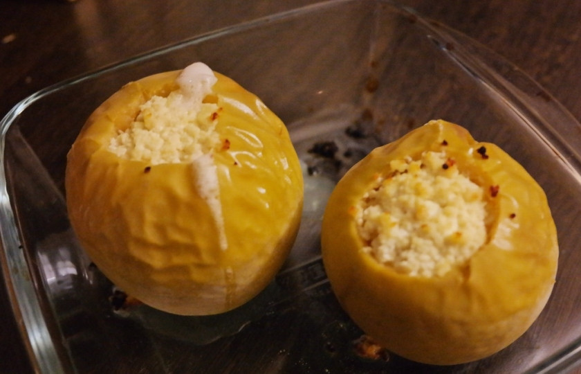 1. Этап. Диетический десерт из творога и яблок: Греем духовку до 200 градусов и ставим яблоки примерно на 20 минут. Готовность проверяйте вилкой, яблоки должны стать мягкими.