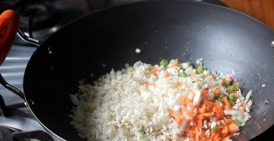 1. Этап. Жареный рис с овощами: 4. Добавьте измельченную капусту и морковь.