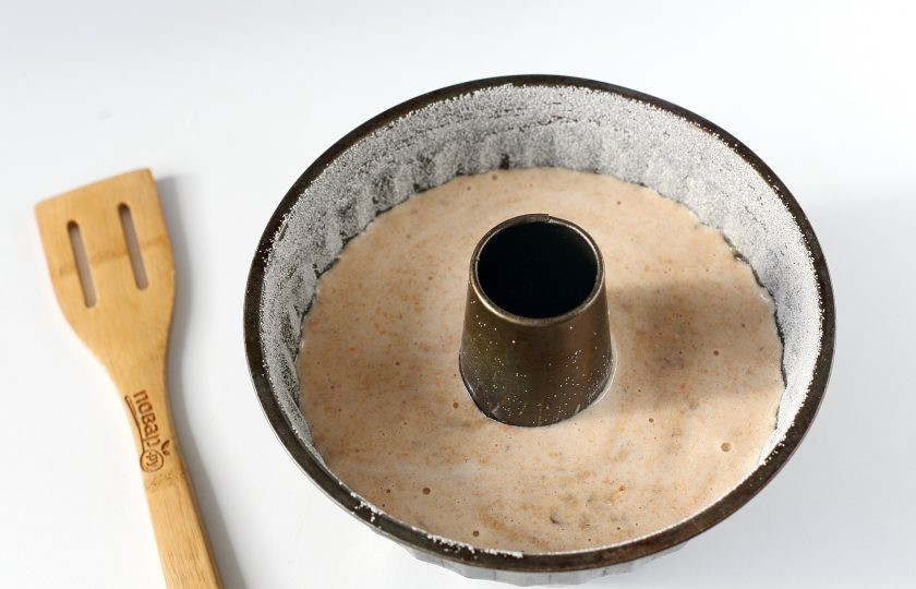 1. Этап. Тыквенно-морковный кекс: Форму для запекания смажьте маслом. Дно и бока посыпьте мукой или манкой. Перелейте готовое тесто и выпекайте кекс в духовке при температуре 180 градусов около 40 минут.