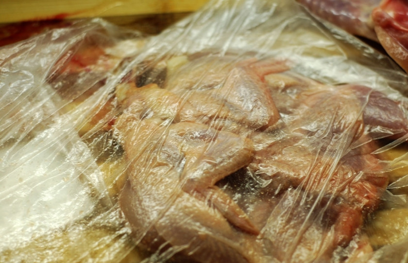 1. Этап. Жареные перепелки: Поместите тушки в пакет и слегка постучите молоточком по костям, тем самым расплющив птицу: жарить перепелок удобнее всего а-ля цыпленок табака, поэтому тушка должна быть плоской.