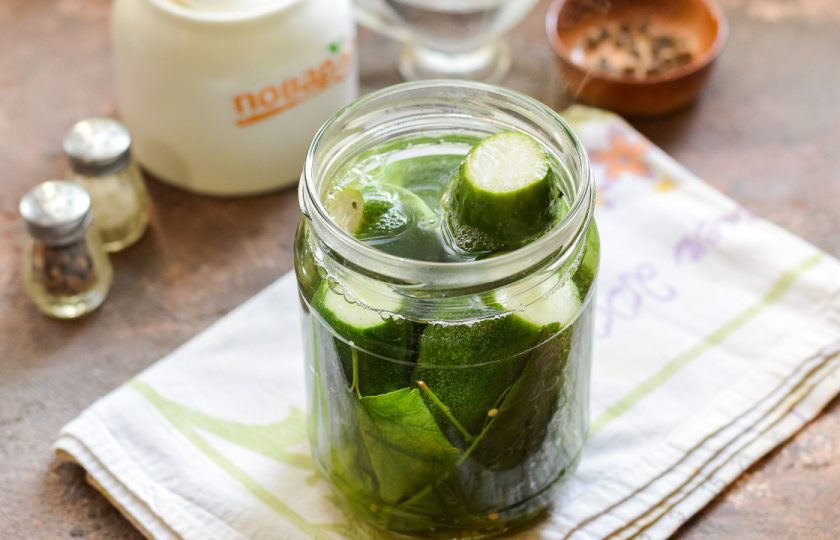 1. Этап. Огурцы с виноградными листьями на зиму: На плите вскипятите чистую воду, залейте крутой кипяток в банку, на горлышко набросьте крышку и оставьте на 10 минут. Спустя время воду слейте в кастрюлю, доведите до кипения и верните в банку, снова оставьте на 10 минут в покое.