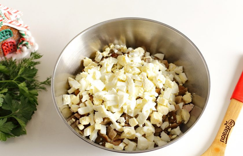 1. Этап. Салат Новогодняя сказка: Яйца очистите и нарежьте кубиками.