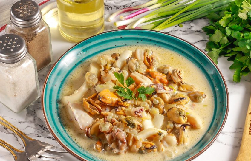 1. Этап. Морепродукты в чесночном соусе: Выложите морепродукты в чесночном соусе на тарелки и подайте к столу. Не забудьте про ломтики хлеба, сухарики или гренки.