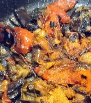 1. Этап. Восточно-европейское блюдо из жареных перцев: Добавить копчёную паприку и перец чили, перемешать и готовить ещё 2 минуты.