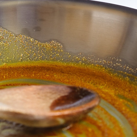 1. Этап. Сааг Шпинат: Нагреть масло в сковороде на среднем огне. Добавить молотого кумина. Слегка обжарить и добавить карри.