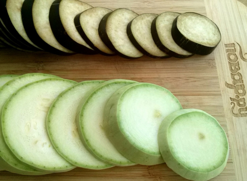 1. Этап. Рататуй из баклажанов и кабачков: 2. Баклажан и кабачок нарежьте тонкими кружками, посолите их, дайте немного постоять.