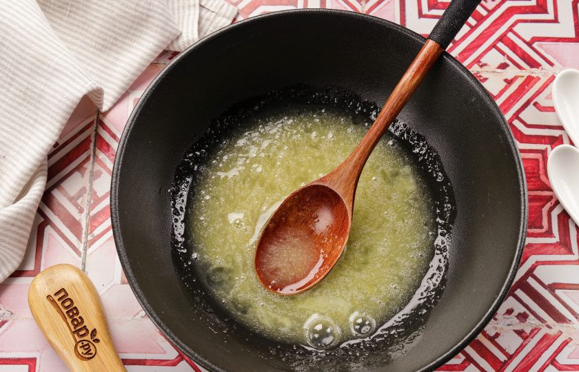 1. Этап. Печенье Детство: Разотрите яйцо с сахаром.