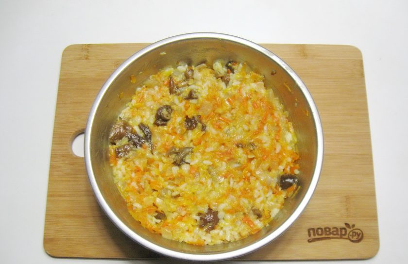 1. Этап. Постные голубцы с овощами: Добавьте морковь, лук и грибы. Посолите начинку по вкусу и перемешайте.